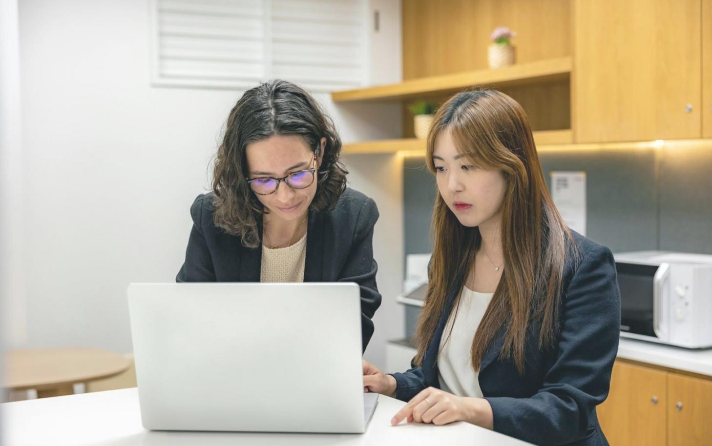 Software testing environment with multiple monitors displaying test execution workflows